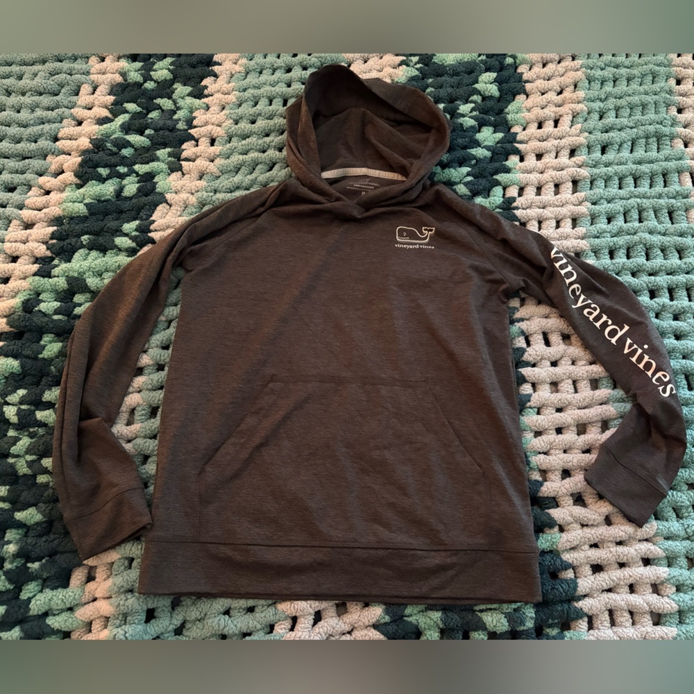 Kids Vineyard Vines performance hooded shirt. Dark grey. Medium. EUC
